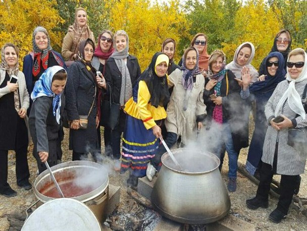 جشنواره مردمی انار ساوه برگزار شد/ زوج ساوجی برای انار، گردشگر جذب کردند+ تصاویر