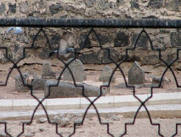 مزار برادر امام حسین(ع) چه غربتی دارد