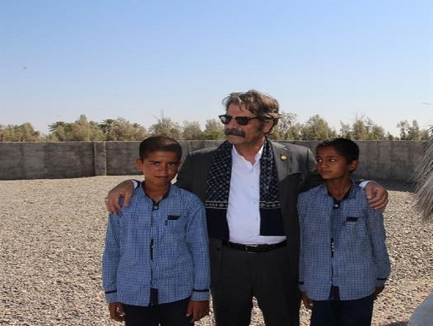 حضور هنرمند پیشکسوت سینما و تلویزیون در بین محرومان جنوب کرمان