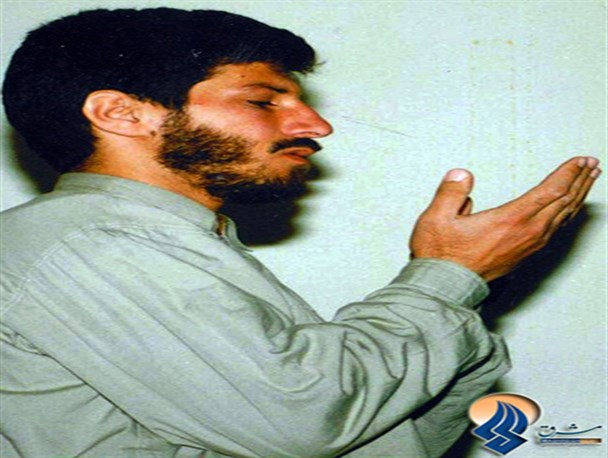 عکس/ شهید حسّان اللقیس در حال قنوت