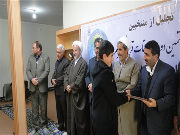 تجلیل از منتخبین سی و هفتمین دوره مسابقات قرآن کریم در اشنویه + تصاویر