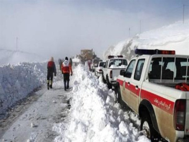 امداد رسانی به 200 نفرِ گرفتار در برف و کولاک