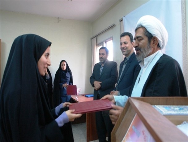استاد یک اسوه برای دانشجو است/انتخاب پژوهشگر نمونه یک وظیفه اسلامی است