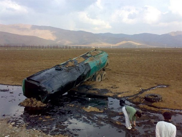 واژگونی کامیون قیر برای سد منجیل دردسر ساز شد + تصاویر