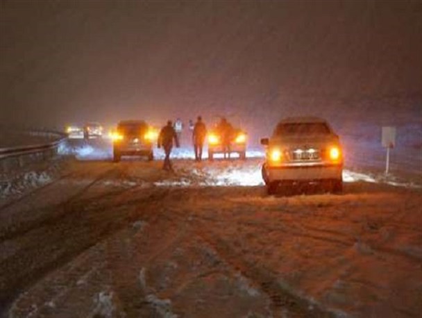 نجات و اسکان صدها نفر از گرفتارشدگان کولاک در جاده های زرندیه