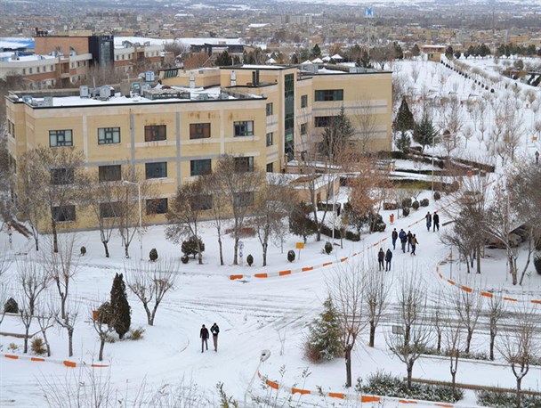 بارش برف در روز دانشجودر دانشگاه های همدان‎