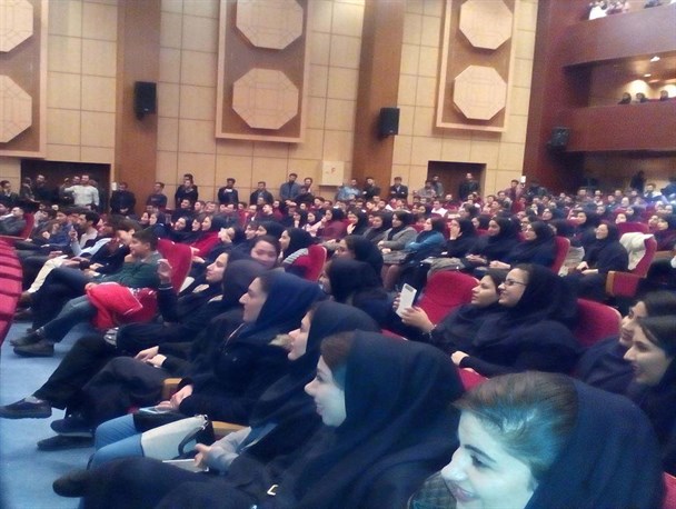اعتراض به اجرای تئاتری که در شان دانشجویان نبود/مشکلات کارگران و صنایع بروجرد را از کدام مسئول جویا شویم؟