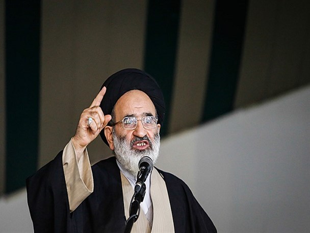 نماز جمعه زمینه رشد،بالندگی و تقویت وحدت است/آگاه سازی نظام اسلامی مبتنی بر آگاهی مردم است
