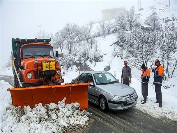 آماده باش راهداران برای ارائه خدمت به رانندگان در جاده ها/ رهاسازی 10 خودرو گرفتار در برف