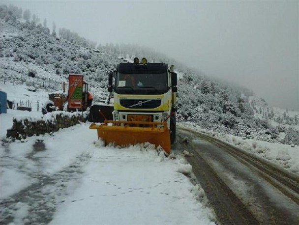 بازگشایی راه ۴۸ روستای محاصره در برف/ امدادرسانی به ۵۵ خودرو