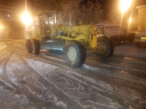 آماده‌باش کامل نیروهای خدمات شهری نهاوند در پی بارش برف