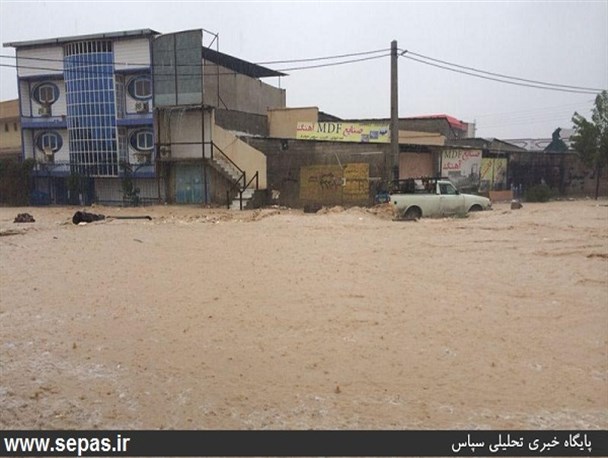 شهر همچنان در خاموشی/راننده بیل مکانیکی یک تنه محله گرمسیری را نجات داد