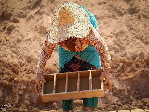 زنانی که میان زندگی چین خورده کار می کنند