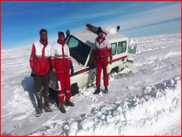 انتقال مادران باردارازروستای قره صغیر به بیمارستان چاراویماق