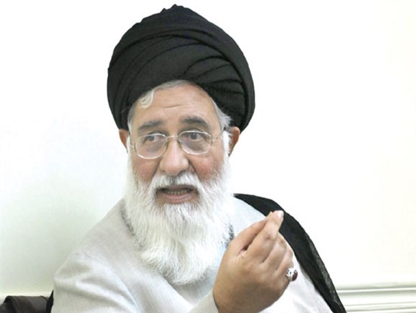 هرکس با رهبری زاویه دارد عامل نفوذی دشمن خواهد شد/ گاهی از دروازه مردم‌سالاری دشمن وارد کشور می شود