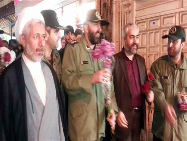 اهدا گل توسط عاملان امنیت آشوب های اخیر به کسبه شهر گرگان/ تشکر مردم از قدرشناسی و عطوفت بسیجیان+تصاویر