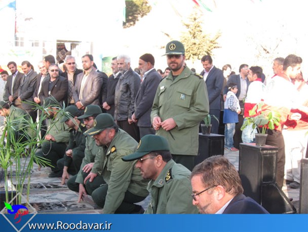 گلزار شهدای تویسرکان به مناسبت گرامیداشت دهه فجر غبار روبی شد
