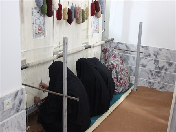 آموزش رایگان قالی بافی برای 800 نفر از مددجویان کمیته امداد گناباد