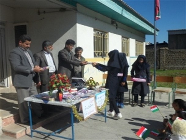 از تجلیل دانش آموزان تا برش کیک سالروز سی و ششمین بهار انقلاب در روستای قره قاچ+تصاویر