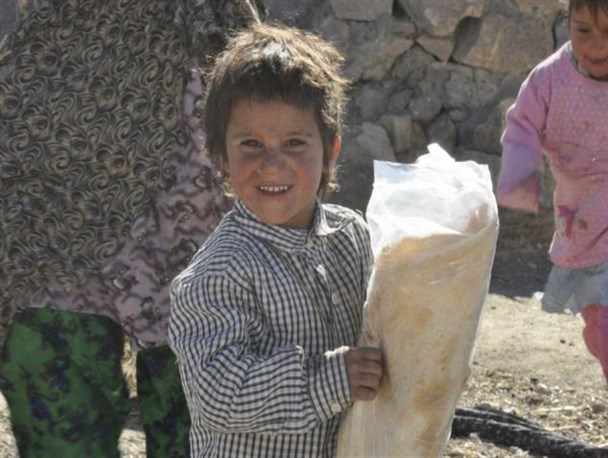 سرکشی از روستای محروم جلاران و توزیع غذای گرم در بین اهالی روستا
