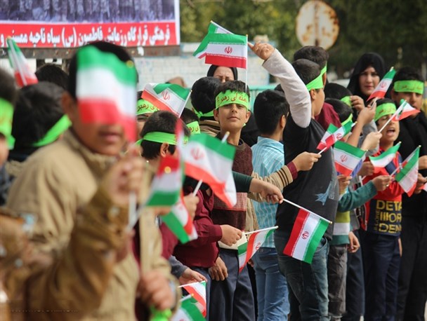 زنجیره انسانی یک هزارو 400 دانش آموز نورآبادی به مناسبت دهه فجر+ عکس