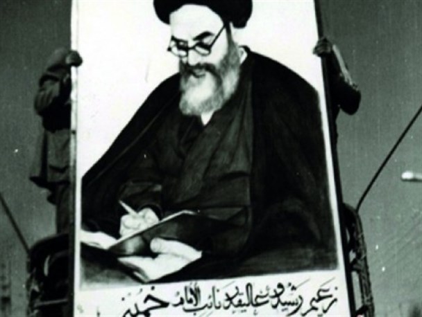 اجتماع ۱۵ هزار نفرى مردم سیرجان در ۱۸ بهمن ۱۳۵۷/مجسمه‌ شاه‌ خائن توسط مردم سیرجان پایین آورده‌ شد