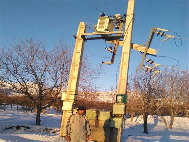 شبکه توزیع برق مسیر روستای شاهزید تعمیر شد/رسیدن به محل شبکه با پاهای پیاده در دمای بیش از 5درجه زیر صفر+تصاویر