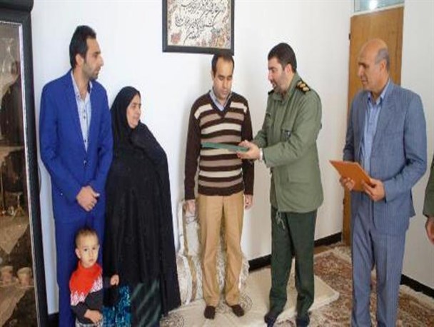 دیدار فرمانده ناحیه مقاومت بسیج بویراحمد با خانواده شهدای دانش آموز+تصاویر