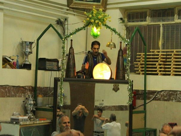 نواخته شد زنگ انقلاب در زورخانه مرتضی علی(ع) شهر رزن همزمان با اغاز دهه فجر/تصاویر