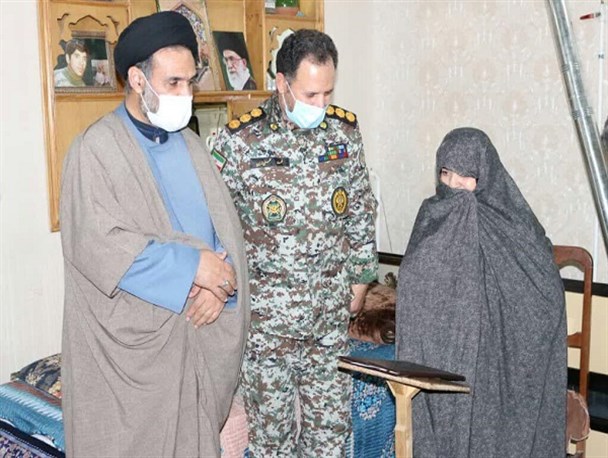 دیدار ارشد نظامی آجا در قم با خانواده شهید جاویدالاثر+تصاویر