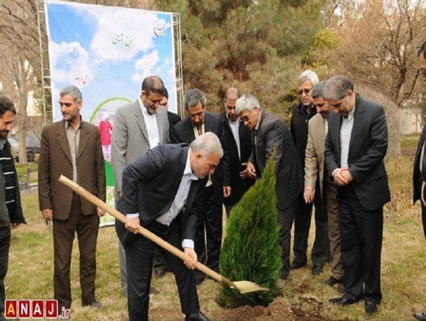 کاشت نهال توسط معاون وزیر کشور و استاندار آذربایجان شرقی در تبریز