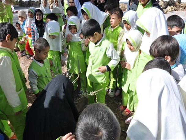 کودکان و مسئولین میبدی سهم خود را در درختکاری به زمین هدیه کردند +تصاویری
