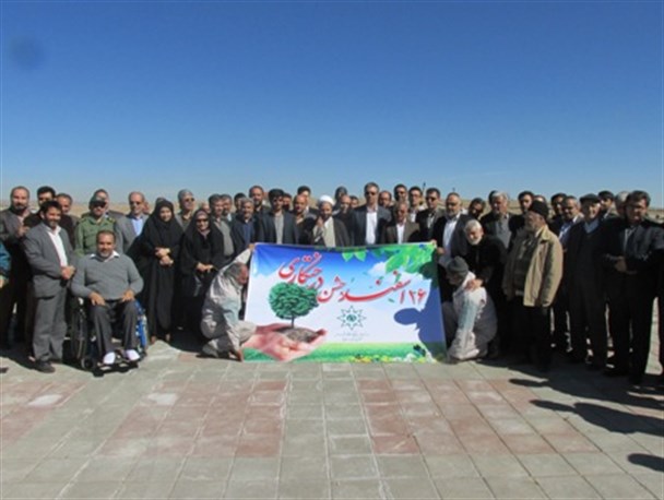 عکس درختکاری مسئولین ساوه