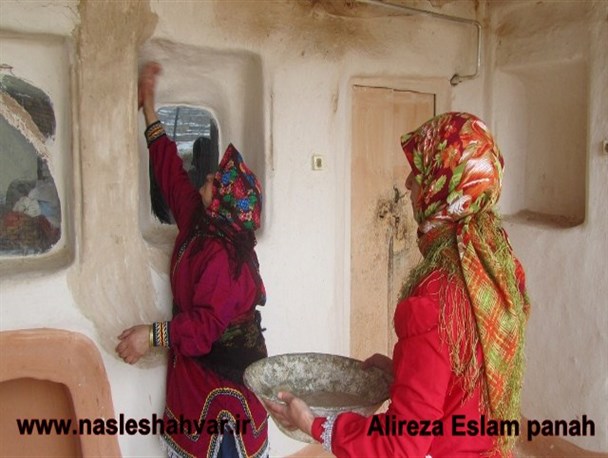 آیینی به تازگی نوروز، به رنگ و بوی بهار/ آیین معنوی گِل ها کُنی در شهر تاریخی مُجِن