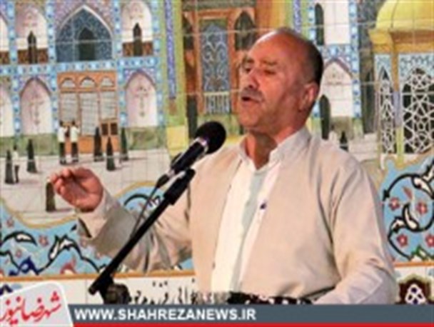 حاج ابراهیم همت در نهایت اخلاص، فروتنی و خوش خلقی با مردم رفتار می کرد