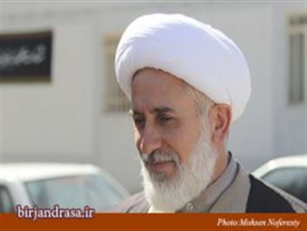 دشمن سعی می کند ریشه اعتقادات ما را بخشکاند / مردم به طلبه به چشم نماد اسلام نگاه می کنند