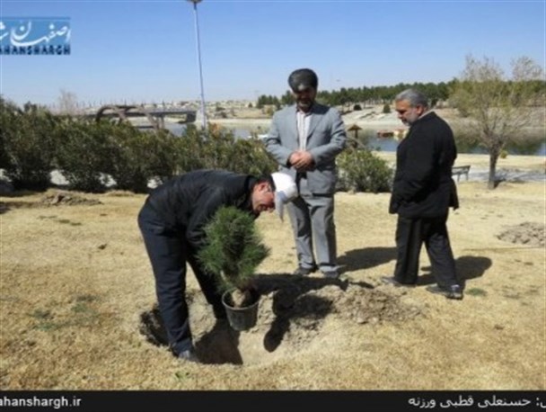 روز درختکاری در بوستان زاینده رود ورزنه/ تصاویر