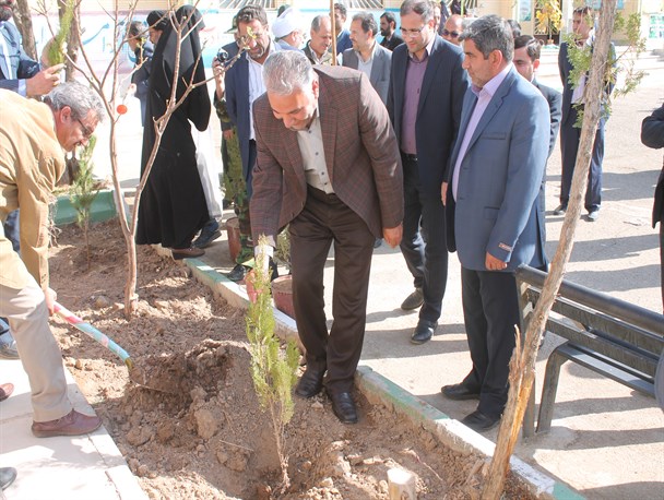 ده اصله نهال درخت به یاد شهیدان در دبیرستان آمنه بردسکن کاشته شد