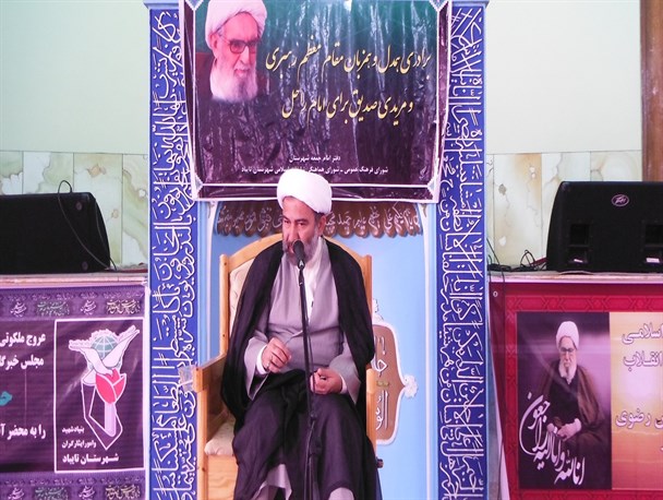 وزیر بهداشت از دیدن زندگی ساده و معمولی آیت‌الله طبسی متعجب شد