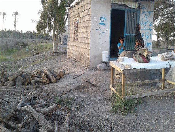 گزارشی از بانوی هرمزگانی که با فروش نان رزق حلال برسر سفره فرزندانش می گذارد