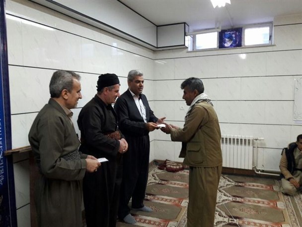 فعالین و هسته های مردمی همیار کمیته امداد شهرستان جوانرود تجلیل شدند