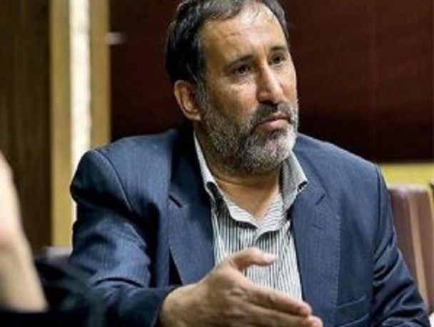 احمد عزیزی از جهت فرم شعری یکی از دو چهره برتر شعر انقلاب بود/ به خوبی از ظرفیت های زبانی شعر بهره می برد