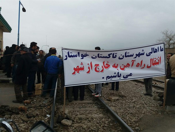 حرکت قطار در تاکستان متوقف  شد +تصاویر