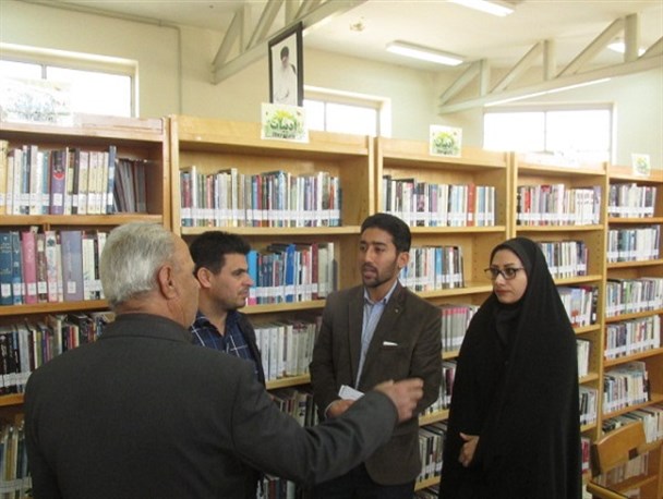یک روز با کتاب در طرح کتابخانه‌گردی/فراهانی ها از کتابخانه قائم مقام شهر فرمهین بازدید کردند+ عکس