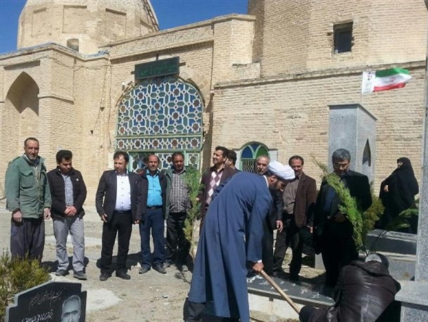 غرس نهال در جوار مزار شهدای فراهان+عکس