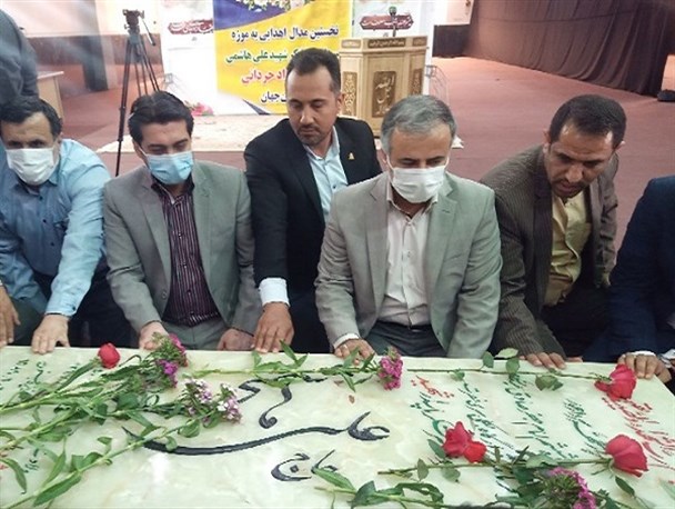 اهدای مدال طلا جهان جواد حردانی به خانواده شهید سردار علی هاشمی