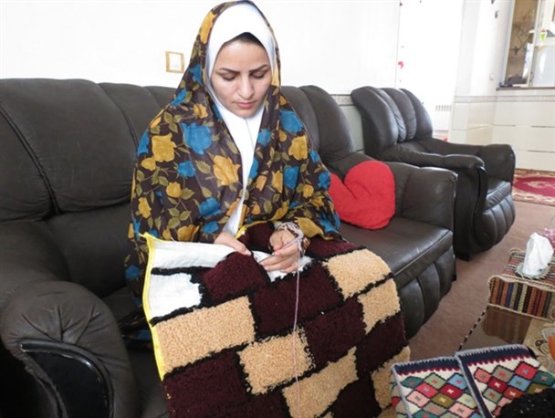 گلایه بانوی هنرمند بیجاری از عدم توجه مسئولان به صنایع دستی/آموزش گونی بافی به بیش از 100 نفر از بانوان بیجاری