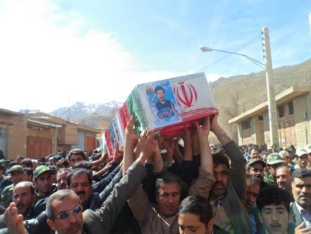 پیکر شهید مدافع حرم "سرهنگ دوم پاسدار علی طاهری" در میان اشک و ماتم مشایعت کنندگان تشییع و به خاک سپرده شد