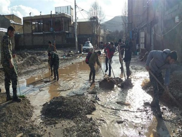 کمک و امدادرسانی بسیجیان به سیل زدگان دلفان+تصاویر