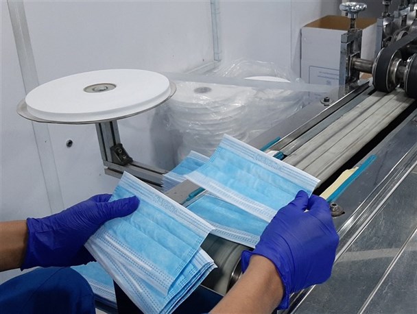 تولید ۱۲۰۰ ماسک در هر ساعت با دستگاه مکانیزه/ لزوم تشکیل بسیج سلامت در جامعه برای مقابله با بحران‌های آتی